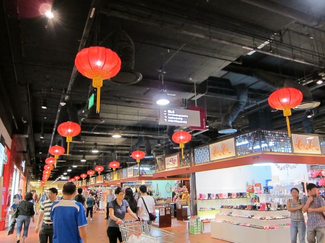 この先にでっかいスーパーも<br />入っている。どんだけ広いんじゃ！？