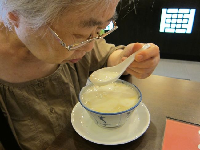 母は汁状態の杏仁豆腐<br />あったか版みたいなのを食べる。<br />これがなかないける！<br /><br />まわりをみると、レンゲで<br />食べるようなのを注文している<br />人が多かった。<br />