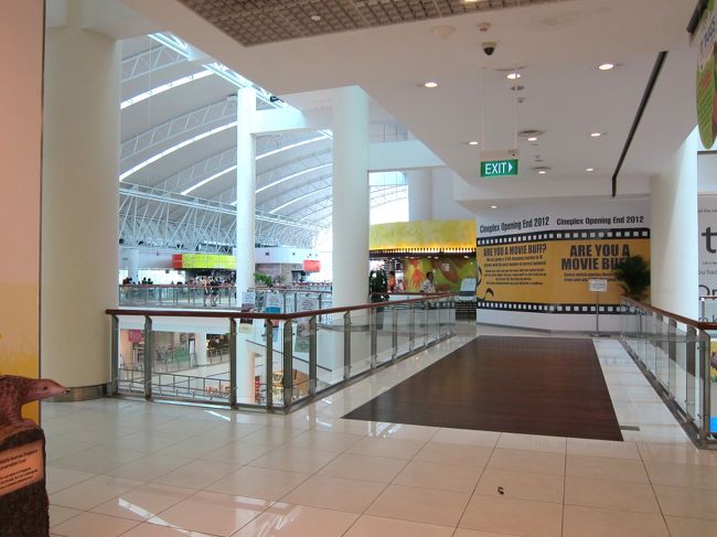 あまりの暑さにふらついていると<br />シティスクエアモールを発見！！<br />クーラー目当てに入ることにする。<br /><br />中は綺麗で、外の雰囲気とは違い<br />近代的といいますか、今時のモール。<br />エレベーターで上に上がり、スイーツを<br />食べることに。<br /><br />お昼にはまだ少し早い時間のはずだが<br />そこそこお客さんがいて、ご飯を食べていた。