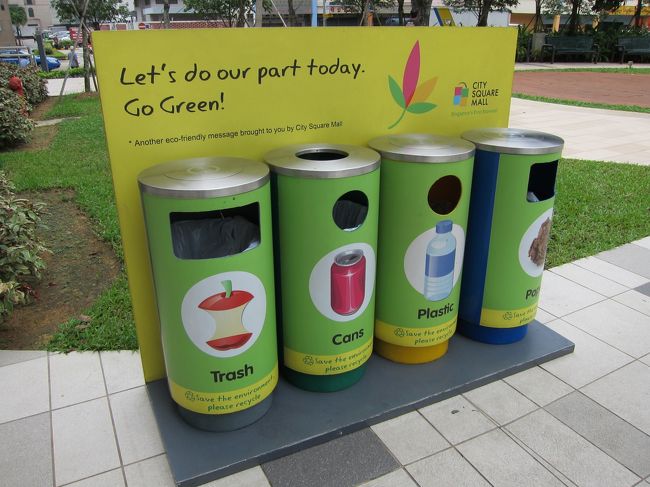 環境保護をコンセプトにしている<br />というモールだけあって、ゴミの<br />分別もこの通り。<br />デザインや色が可愛い！！