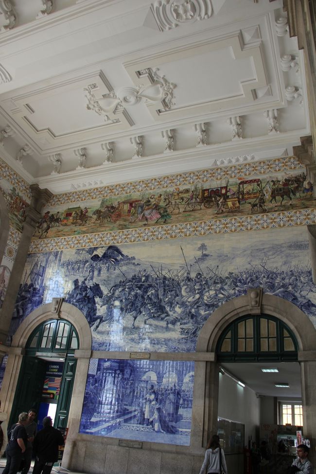 São Bento駅のアズレージョです。<br /><br />ポルトガルではいたるところに、アズレージョと呼ばれる、青いタイルの装飾が見られます。