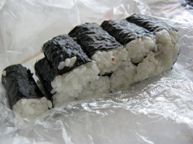チュンムキンパッ（忠武海苔巻き）。<br />ただ白いご飯を海苔で巻いたシンプルなもの。<br />具はないのですが･･･