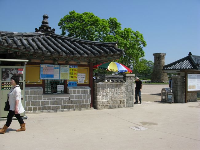 さて、ランチにする前に宿周辺を散策♪<br /><br />まずはもうすでに見えていたチョムソンデ。<br />間近で観るためには300ウォンの入場料が必要のようです。