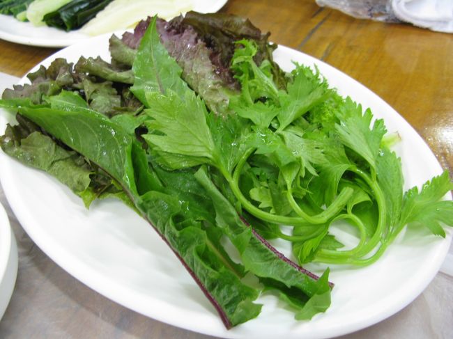 サンパッとは野菜包みご飯。<br />野菜でご飯やおかずを包んでいただく郷土料理です。<br /><br />