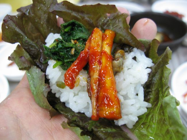 こんな感じで包んで食べるっ♪<br /><br />包むものを変えるだけで味が変わるので、<br />いろんな食べ方を楽しむことができます。<br /><br />これで10,000ウォンとはリーズナブル！<br />腹八分目をオーバーしてしまいました。。<br /><br />午後からの観光、体が動くか心配です（苦笑）