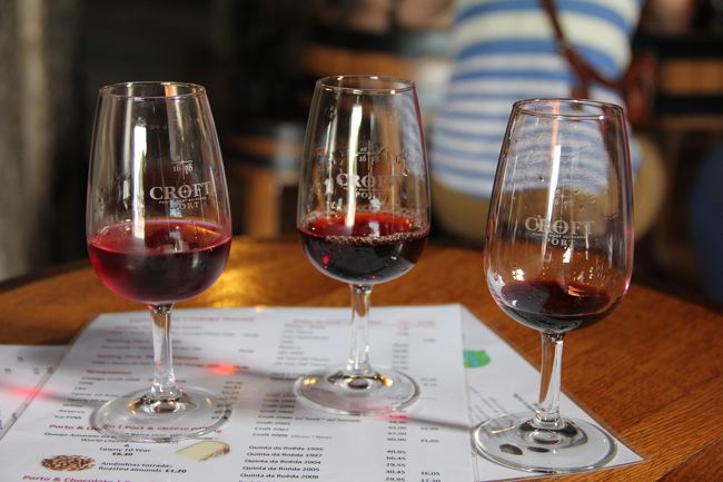ツアー後に、3種類のワインが振舞われます。<br />左からPink、Tawny5年、10年（トニーって聞こえましたがトーニーのようです。「黄褐色の」という意味で、ヴィンテージもの）をいただきました。<br />Pinkは、大きな樽で、ワインと樽の接する面積を減らすことで、フルーティーな味に仕上げているそうです。私は、これが一番さっぱりしていて美味しかったです。<br />5年物もアイスワインのような感じで、甘いですが美味しくいただきました。<br />10年物になるとアルコール度数が、ちょっときつく感じました。<br /><br />Portoワインは、基本的に度数が高いそうです。