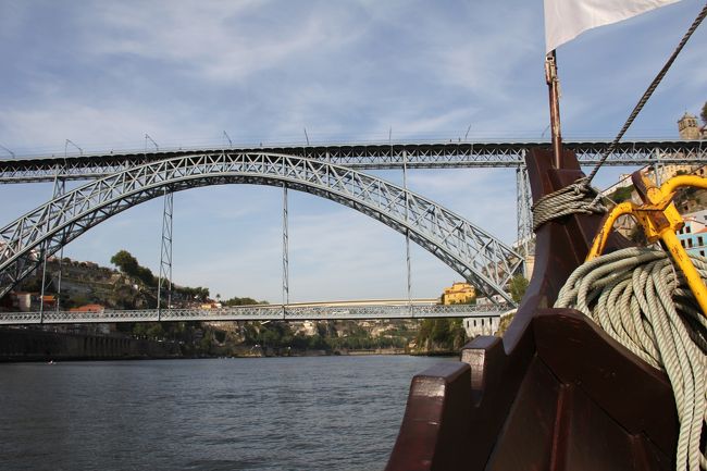 ワインを飲んで、すっかりお腹いっぱいになったので、ホテルに戻って寝ようと思いましたが、帰りがけに、クルーズに行かないかと声をかけられたので、乗ってみました。<br /><br />18時だったので翌日乗るつもりだったのですが、ご覧の通りの明るさですので予定を繰り上げました。<br /><br />50分ぐらいで7つの橋をみるツアーで、10ユーロです。