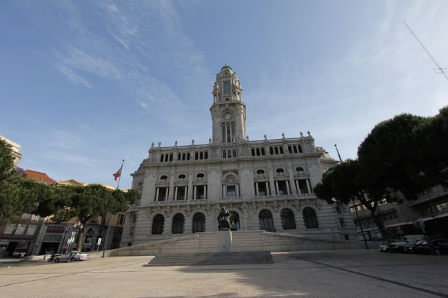 2日目は、Portoカードを購入して、割引のあるところをまわることにしました。<br /><br />ガイドブックでは、大きなホテルでも買えると記載の合ったPortoカードですが、一番大きそうなホテルでは買えず前日は、インフォメーションも既にしまっていたので、9時まで購入することができず、近所をうろうろ。<br /><br />写真は、ホテルの目の前にある市庁舎です。