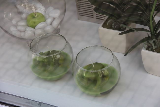 カエル型のロウソク。<br /><br />可愛いけど、点けるとスプラッタ？