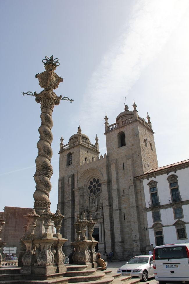 カテドラル （Sé）<br />手前の石柱は、磔に使われたとか。