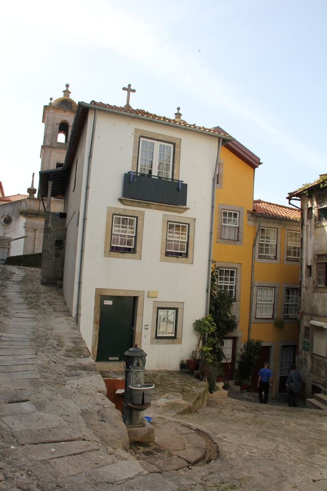 裏路地を歩いて下ります。<br />結構な傾斜の石畳が続いていて、車が入れそうにもないような細い道が入り組んでいます