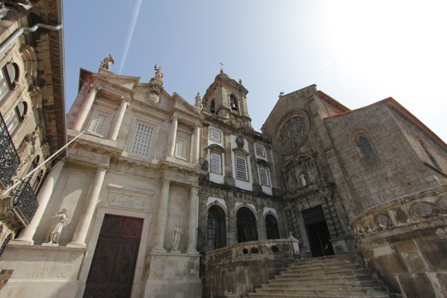 右側がフランシスコ修道院<br />写真不可だが、内装が一面木彫りの彫刻で、金色に塗られていたことを思わせる造りで、立体感に圧倒された。柱に溶け込むようにしておかれたスピーカーから聖歌が流れていてとても荘厳な雰囲気だった。トイレあり。