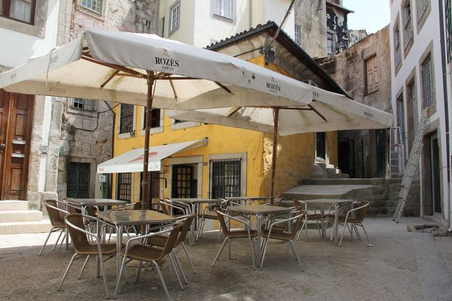 Solar Do Patio<br />ボルサ宮からサン・ベント駅に行く通りを右手に入ったところにあるレストラン。