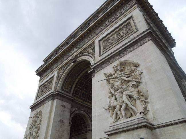 今日はパリ観光　王道コースです！<br /><br />まずは凱旋門。<br /><br />ミュージアムパスを買っていたので、使用するのは今日が初日。4日間パスなので、連続した4日間で見たい美術館全部回るぞぉ〜！という勢いで始めました。<br /><br />もう最初からパスの威力発揮。チケット購入には長蛇の列！実際の入口はガラガラでした！！