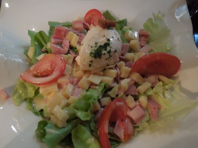 この日は結婚記念日。<br /><br />ということでディナーはレストランを予約済み。<br /><br />なので・・・お昼は控えめにサラダですぅ。<br />モンテニュー大通りでセレブ気分のカフェで頂きました。