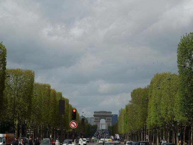 シャンゼリゼ大通りをぶらぶらと、オランジュリー、ルーブルに向かいます。