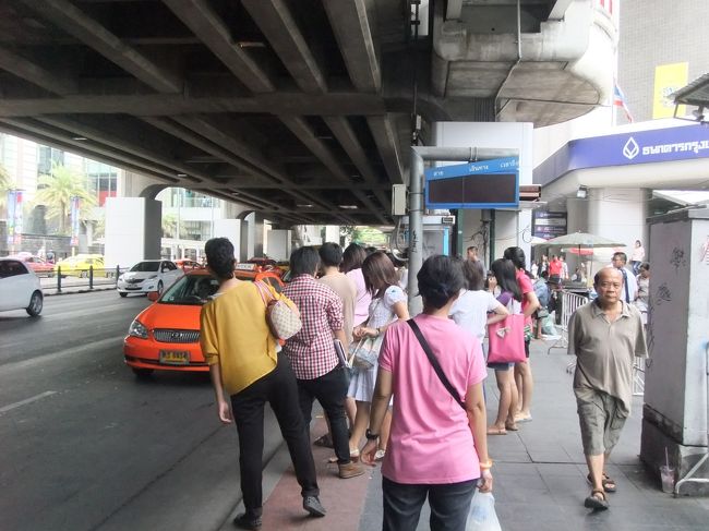 今回はカオサンに行くと決めていたので、その辺のおじさんにバス停はどこか（そして何番のバスか）を聞いて、バス停へ。<br /><br />ここらしい。<br />ちょっとわかりにくいけど、たくさんの人が道路を覗き込むように見ているところがバス停の近くだと思う。笑