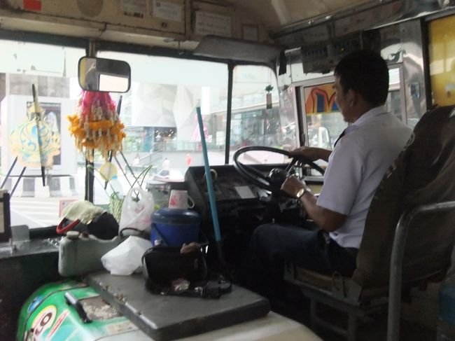 初めてのローカルバスなので新鮮。