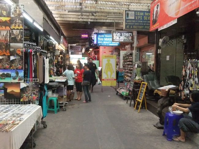 ペディキュアしたり。100バーツ。