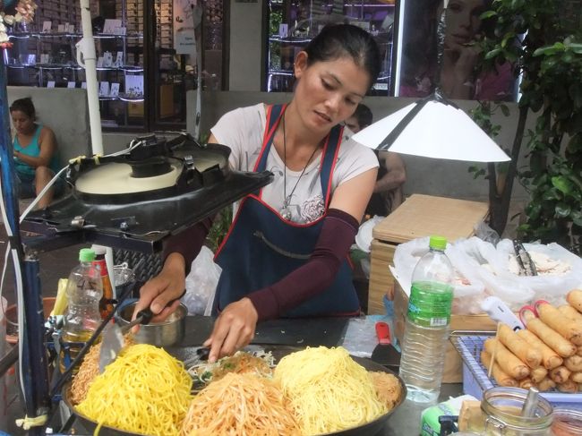 小腹がすいたので、パッタイを♪<br />パッタイ屋台が２つ並んでて、ついキレイなおばちゃんから買ってしまった。（おねえさん？）