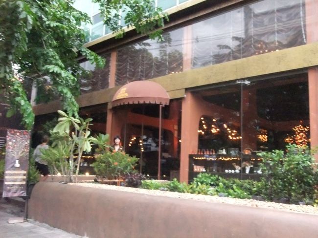 帰りも15番バスでサイアムに戻り（帰りはなぜか6.5バーツだった）、ブラブラしようと思っていたら、C＆Kの向かいにVINCCIがあることを思い出した。<br /><br />私好みの靴があったので、パンプス３足お買い上げ♪<br />C＆Kより安かった。<br />履き心地も◎<br /><br />満足したので、最後にトンローのアジアハーブアソシエーションへ。<br />90分850バーツでタイマッサージ＆ハーブボール♪