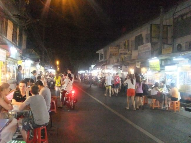 マッサージ後はせっかくなので、屋台に行くことに。