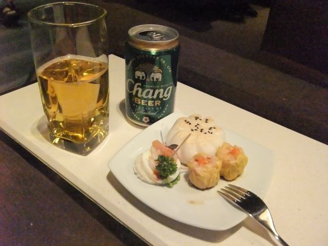 シャワー後はチャーンを飲みながらネットして時間つぶし。