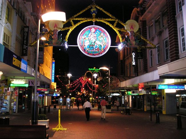 今夜の食事は、ビュッフェレストランで<br />肉関係、魚介関係いろいろ食べた！<br />美味しかった。