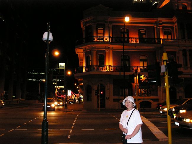 次の日、ななななんと駐車場の駐車してはいけない<br />エリアに英語がわからず駐めてしまい<br />二人の人からこっぴどく怒られた。<br /><br />テンションガタ落ちだが、さぁ空港へ。<br />今度はシドニーだ。