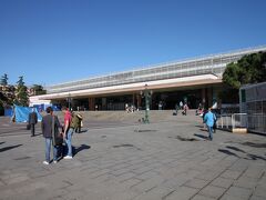 7:30、3泊お世話になったHotel Riviera Veneziaをチェックアウト。いいホテルでした。本当にお世話になりました。

リド島7:52発のヴァポレット5.2系統でベネチアSanta Lucia駅へ向かいます。ヴァポレットに乗るのもこれが最後。3日間船に乗りっぱなしだったので、体が揺れる感覚がなかなかおさまりません。今日は平日、しかも朝の通勤通学時間帯で満員。世界中から観光客の訪れるベネチアですが、もちろんここで生活している人もたくさんいます。

8:30、Ferroviaで下船。目の前にあるのは確かにベネチア駅ですが、誇らしげにVENEZIAと書いてあるわけでもなく、どこか殺風景な感じがします。