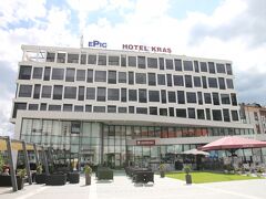 バスターミナルから歩いて2分ほどのところにあるHotel Krasが本日のお宿です。ポストイナでもかなり良いホテルで、ガイドブックでも最初のほうで紹介されることが多いようです。

ホテルに入ると、広くて綺麗なロビーがお出迎え。チェックインは15時からだったのですが、フロントの方は快くチェックインを受け付けてくれました。ダブルルーム1泊朝食付きでEUR102.02也。