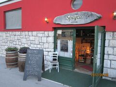 18時に一旦ホテルに戻ったのち、19時ごろ夕食を食べにお出かけ。

向かったのは、これまたガイドブックやネットで予習しておいたGostilna Spajzaというレストラン。Hotel Krasから歩いてすぐなのですが、ちょっと見つけにくいですかね。ポストイナの街中心部、郵便局の向かい側にある携帯ショップの下にあります。