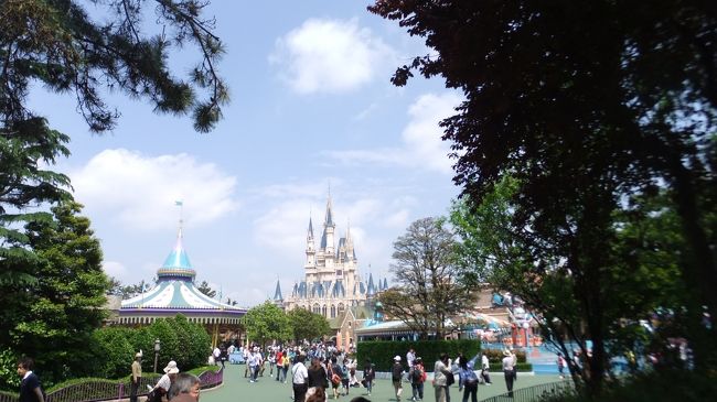 イースターのイベント初です。<br />まずは、プーのパスをとり、バズに並んで、<br />ゴーカートに乗って<br />ホーンテッドマンションに並んで<br /><br />まずまずのスタートです。<br /><br />ゴーカート。<br /><br />あれ、乗り心地悪いよね<br />ダーリンと二人で乗ったら、重たい重たい。<br /><br />もうちょい、乗り心地カイゼン(人∀・)ﾀﾉﾑ