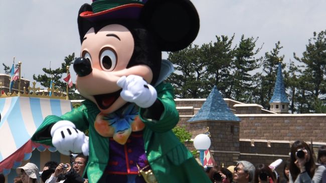 イースターのパレードはファンタジーランドにて鑑賞<br /><br />熱いから、日傘買って〜<br />ピザー食べて〜<br />アイス食べて〜<br /><br />そしたら、賑やかなミュージックと共に<br /><br /><br />ミッキーが走ってきた!!<br /><br /><br />