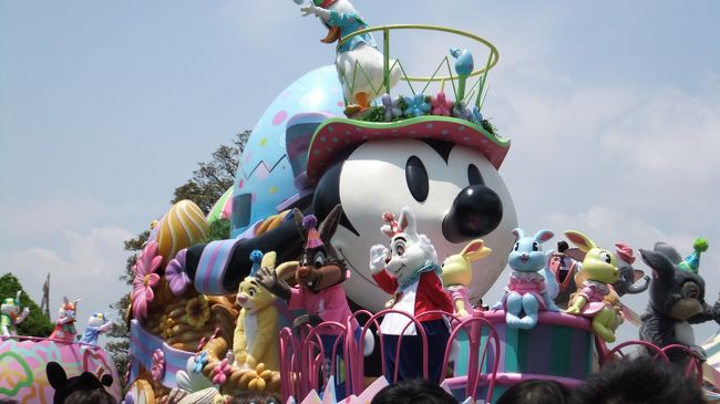 ファンタジーランドはスタート場所なので、ミッキーの早着替えは見られず。<br /><br />でも、なんだかヘンテコで楽しいパレード<br />