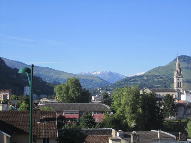 今日は朝から快晴です。こんなにきれいに晴れているのは、ニース以来です。晴れているので、昨日は見えなかったピレネー山脈が部屋から見えました。