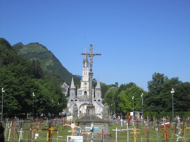 今日は、聖域をメインに周ります。昨日のろうそく行列前に来たのとは、感じが違います。