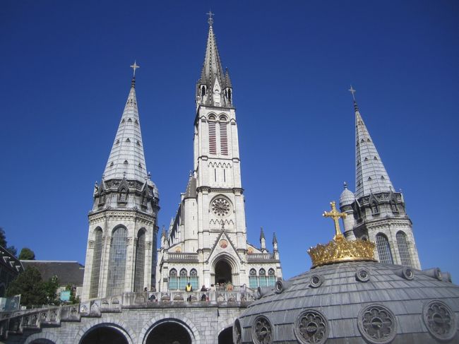 中央の建物が無原罪のお宿り聖堂です。今まで周ってきた教会とは、建物の感じが違います。