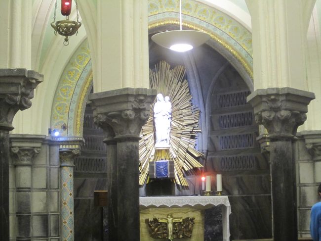 お宿り聖堂の下も小さな礼拝堂のようになっていました。