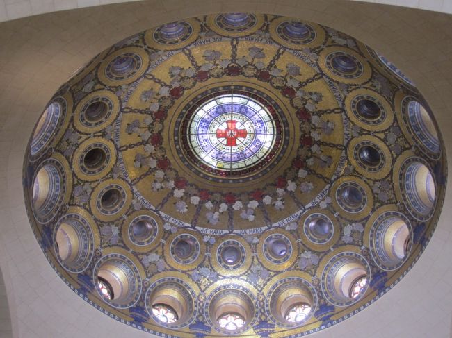 ロザリオ聖堂は、明るい感じがして、新しい教会という印象でした。