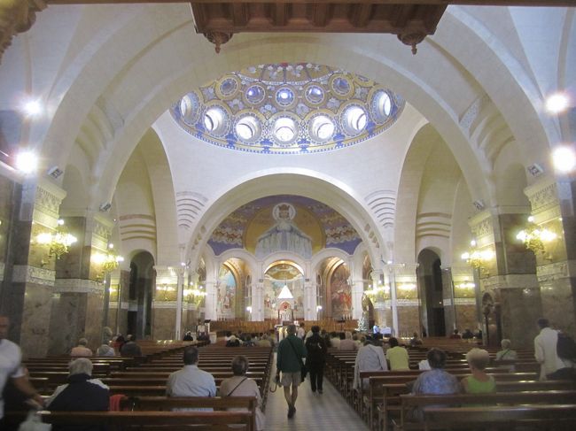 大勢の人がお祈りをしていました。<br />ルルドは、車いすの方や杖をついた方をよく目にしました。そこが今まで周ってきた教会との大きな違いですね。