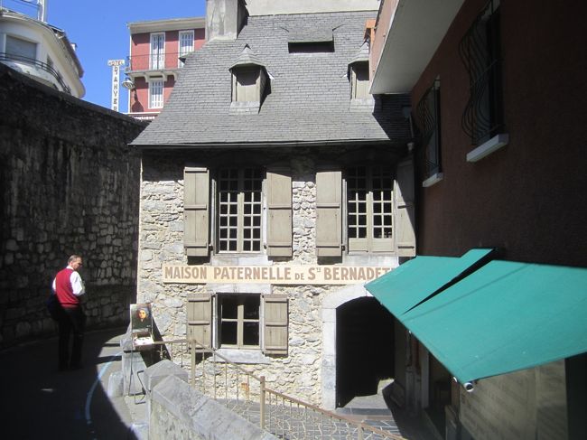 マサビエルの洞窟に行こうと思ったのですが、ミサの直後だったため、人が多すぎて進まず。。。<br />時間を置いて行くことにしました。<br />聖域を出て、ベルナデット博物館へ。ベルナデットの家の家系図が展示していました。