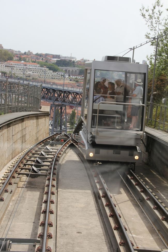 さらに歩いて、ケーブルカーへ。<br />観光局で、「フニクラー(funicular)」も無料ですと教えてもらいましたが、何のことかわからず、聞いたら地図で示してくれました。<br />ケーブルカーのことなんですね。<br /><br />ポルトガルは、坂が多くケーブルカーが、色んな街にありました。ちょっとの距離なんですが、急な坂の上り下りをしなくていいし、景色も楽しめるのでお勧めです。
