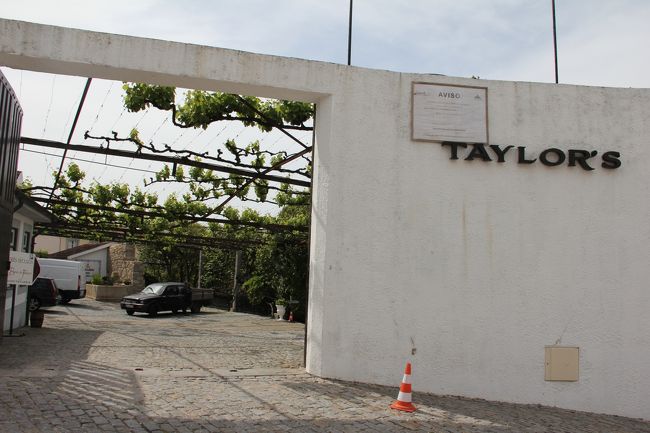 今日は、テイラーズ(Taylor's)という、ワインセラーへ。<br />こちらも、Webで多くのブログに載っていた人気のワインセラーです。<br /><br />時間省略のため、ツアーは途中参加。Portoカードで無料でした。<br />説明は、CROFTの方がわかりやすかったです。（単に私の英語力の問題ですが・・・）