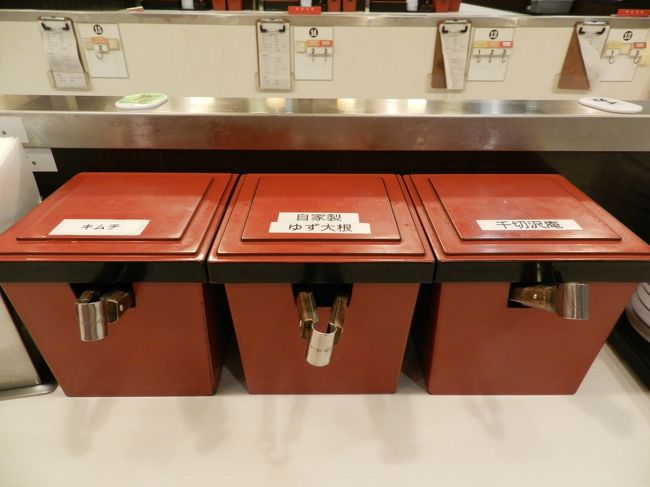 お漬物（キムチ・ゆず大根・千切沢庵）は自由に取って食べられます。