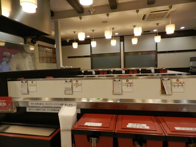 店内は牛丼屋さんのような感じのカウンター席配置です。<br /><br />入口で食券を買って、カウンター席で揚げたて天ぷらを安く食べられるという“博多流（←JOECOOLが勝手に名付けました）”の天ぷら屋さんです。<br /><br />こういう方式の天ぷら屋さんは、博多に数店舗を持つ「天ぷらのひらお」が有名です。<br />JOECOOLも前に食べに行ったことがあります→http://4travel.jp/traveler/joecool/album/10306015/<br />大阪府箕面市にも同じ方式の「天ぷらの山」というお店があります→http://4travel.jp/traveler/joecool/album/10481784/