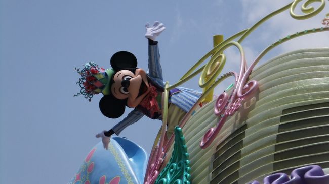 パレード中のミッキー<br /><br />再びこのフロートに登ってくれました。<br />