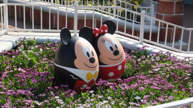 ミッキーとミニーは寄り添って