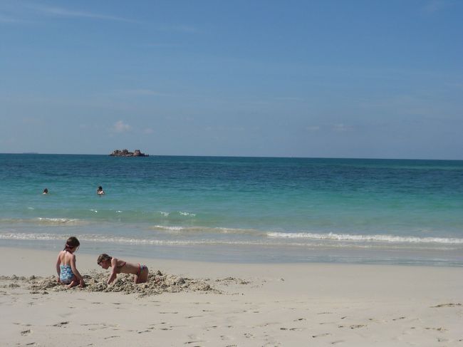 プライベートビーチ！<br />まっ白い砂浜に青い海！<br />でもちょっと波が高かったので泳ぐのはプールで(笑)