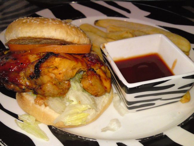 昼間はたーっぷり動物園を楽しんで<br />夜は向かいのナイトサファリヘ！<br />まずは腹ごしらえ♪